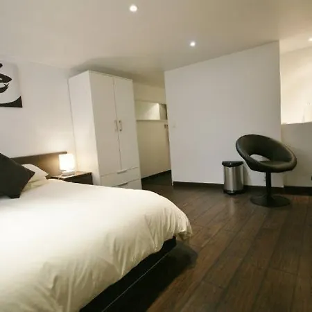 Sleeps 9 Air Con Wifi